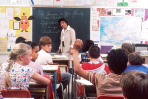 Inscribir a tu hijo en primaria pública en Victoria para 2027: zonas escolares, plazos y visas